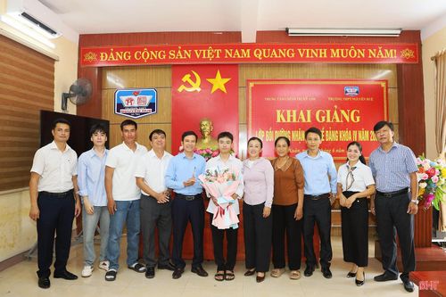Trường THPT Nguyễn Huệ chúc mừng thành tích của Đạt sau khi biết điểm thi.