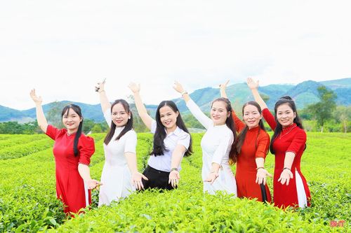 Du khách lưu giữ những khoảnh khắc đẹp với thiên nhiên.