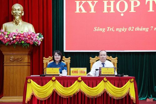 Chủ tọa điều hành kỳ họp.