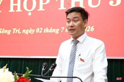 Phó Chủ tịch UBND phường Sông Trí Trần Nam Vũ báo cáo kết quả giải quyết, trả lời ý kiến, kiến nghị của cử tri gửi đến kỳ họp thứ 2, thứ 3 và trước khi sắp xếp đơn vị hành chính chuyển tiếp đến phường Sông Trí.