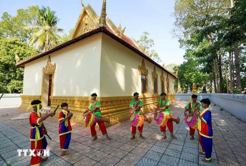 Nghệ thuật diễn tấu trống Chhay-dăm là điệu múa dân gian độc đáo của người Khmer, kết hợp giữa vũ đạo, âm thanh và kỹ năng nhào lộn như võ thuật. Điệu múa này đã được Bộ Văn hóa, Thể thao và Du lịch ghi danh vào danh mục Di sản văn hóa phi vật thể quốc gia cho cộng đồng người Khmer tại tỉnh Tây Ninh năm 2015, tỉnh An Giang năm 2025. (Ảnh: Khánh Hòa/TTXVN)