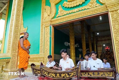 Nhạc ngũ âm (gọi là Pinn Peat) là loại hình nghệ thuật hòa tấu mang tính chất nghi lễ truyền thống, được ví như "linh hồn" trong đời sống văn hóa, tâm linh của đồng bào Khmer Nam Bộ. Năm 2019, nghệ thuật độc đáo này đã được Bộ Văn hóa, Thể thao và Du lịch công nhận là Di sản văn hóa phi vật thể quốc gia. (Ảnh: Khánh Hòa/TTXVN)