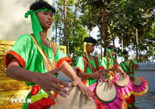 Nghệ thuật diễn tấu trống Chhay-dăm là điệu múa dân gian độc đáo của người Khmer, kết hợp giữa vũ đạo, âm thanh và kỹ năng nhào lộn như võ thuật. Điệu múa này đã được Bộ Văn hóa, Thể thao và Du lịch ghi danh vào danh mục Di sản văn hóa phi vật thể quốc gia cho cộng đồng người Khmer tại tỉnh Tây Ninh năm 2015, tỉnh An Giang năm 2025. (Ảnh: Khánh Hòa/TTXVN)