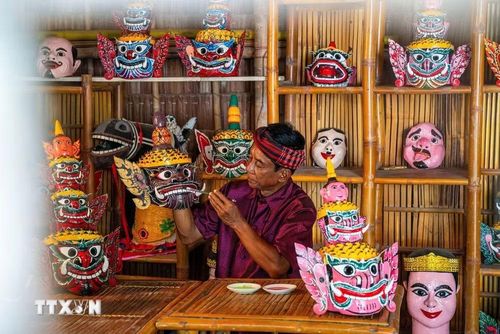 Nghệ thuật chế tác mặt nạ múa chằn là một nghề thủ công truyền thống độc đáo, phản ánh sâu sắc văn hóa, tín ngưỡng và nghệ thuật sân khấu cổ truyền của đồng bào Khmer Nam Bộ. (Ảnh: Khánh Hòa/TTXVN)