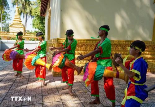Nghệ thuật diễn tấu trống Chhay-dăm là điệu múa dân gian độc đáo của người Khmer, kết hợp giữa vũ đạo, âm thanh và kỹ năng nhào lộn như võ thuật. Điệu múa này đã được Bộ Văn hóa, Thể thao và Du lịch ghi danh vào danh mục Di sản văn hóa phi vật thể quốc gia cho cộng đồng người Khmer tại tỉnh Tây Ninh năm 2015, tỉnh An Giang năm 2025. (Ảnh: Khánh Hòa/TTXVN)