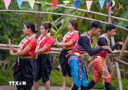 Các điệu múa truyền thống của đồng bào Khmer là một phần di sản văn hóa đặc sắc, được gìn giữ và trao truyền qua nhiều thế hệ, góp phần bảo tồn bản sắc dân tộc và làm phong phú kho tàng văn hóa Việt Nam. (Ảnh: Khánh Hòa/TTXVN)
