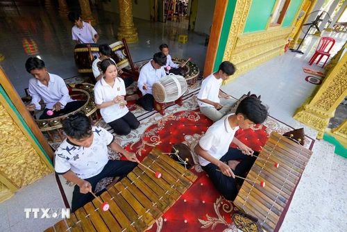 Nhạc ngũ âm (gọi là Pinn Peat) là loại hình nghệ thuật hòa tấu mang tính chất nghi lễ truyền thống, được ví như "linh hồn" trong đời sống văn hóa, tâm linh của đồng bào Khmer Nam Bộ. Năm 2019, nghệ thuật độc đáo này đã được Bộ Văn hóa, Thể thao và Du lịch công nhận là Di sản văn hóa phi vật thể quốc gia. (Ảnh: Khánh Hòa/TTXVN)