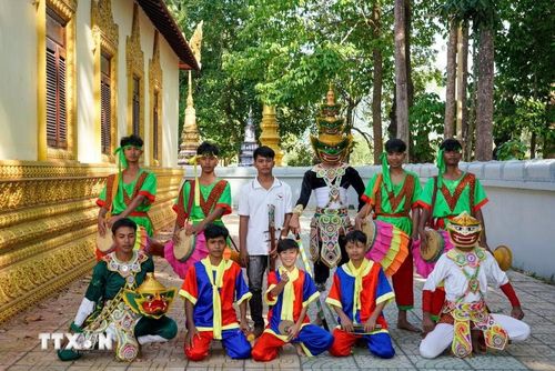 Các thành viên trẻ tuổi của đội vũ kịch dân gian người Khmer xã Ô Lâm (An Giang). (Ảnh: Khánh Hòa/TTXVN)