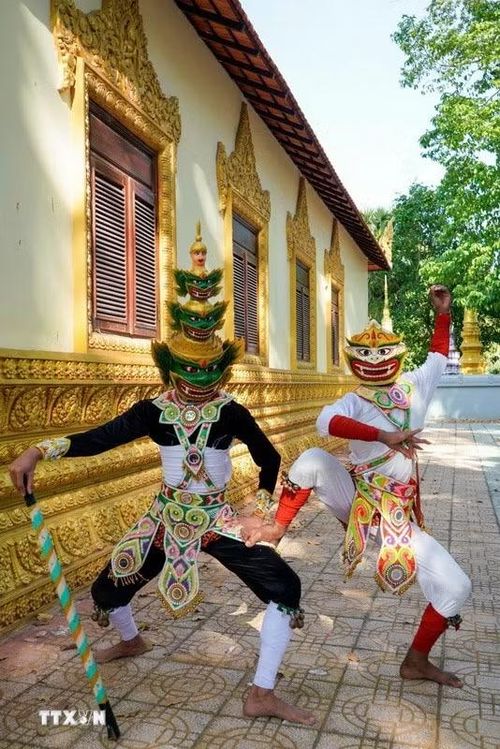Múa Chằn (còn gọi là Rôbăm Yeak Roăm) là một vũ kịch dân gian độc đáo của người Khmer Nam Bộ, bắt nguồn từ sử thi Riêm Kê. Các nghệ sĩ hóa trang đeo mặt nạ, tái hiện cuộc đấu tranh giữa Thiện và Ác. Nghệ thuật này nằm trong danh mục Nghệ thuật sân khấu Rô Băm đã được công nhận là Di sản văn hóa phi vật thể quốc gia năm 2019. (Ảnh: Khánh Hòa/TTXVN)