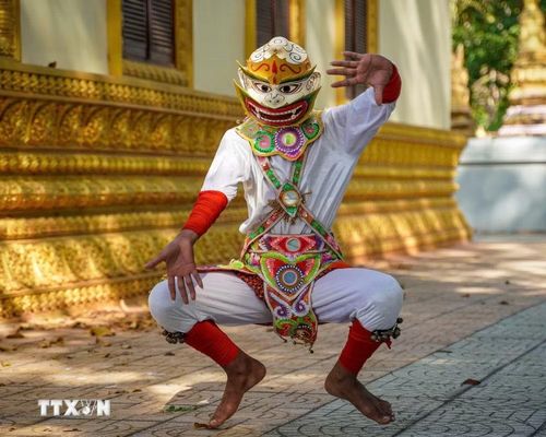 Múa chằn, còn gọi là Rôbăm Yeak Roăm, là một hình thức sân khấu hóa dựa trên sử thi Riêm Kê, là một loại hình vũ kịch dân gian độc đáo của đồng bào dân tộc Khmer tại Nam Bộ. Không chỉ là giải trí, múa Chằn còn mang ý nghĩa xua đuổi điều xấu, cầu mong bình an và may mắn. (Ảnh: Khánh Hòa/TTXVN)