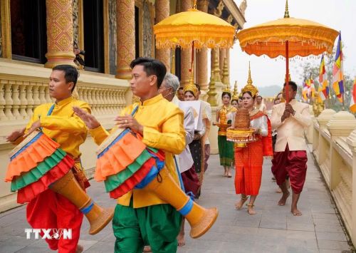 Múa trống Chhay-dăm là một điệu múa dân gian độc đáo của đồng bào dân tộc Khmer, thể hiện sự mạnh mẽ, vui tươi, và gắn bó mật thiết với đời sống tâm linh, văn hóa phum sóc. Đây là loại hình nghệ thuật trình diễn dân gian đặc sắc, kết hợp hài hòa giữa vũ đạo nhịp nhàng và kỹ thuật đánh trống điêu luyện. (Ảnh: Khánh Hòa/TTXVN)