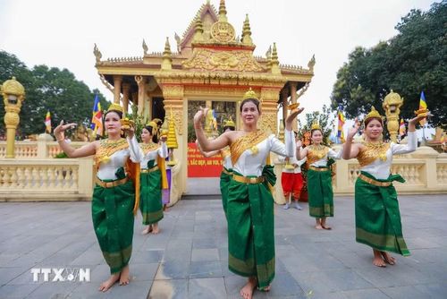Các điệu múa truyền thống của đồng bào Khmer là một phần di sản văn hóa đặc sắc, được gìn giữ và trao truyền qua nhiều thế hệ, góp phần bảo tồn bản sắc dân tộc và làm phong phú kho tàng văn hóa Việt Nam. (Ảnh: Khánh Hòa/TTXVN)
