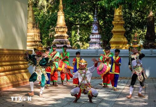 Đội vũ kịch dân gian người Khmer xã Ô Lâm (An Giang) biểu diễn nghệ thuật truyền thống múa chằn và Múa trống Chhay-dăm. (Ảnh: Khánh Hòa/TTXVN)
