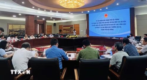 Cuộc làm việc với một số công dân có kiến nghị, khiếu nại liên quan đến việc thu hồi đất. (Ảnh: Minh Huệ/TTXVN)