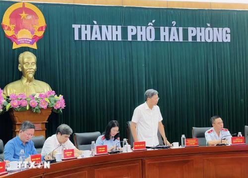 Phó Chủ tịch Thường trực UBND thành phố Hải Phòng Lê Anh Quân chủ trì buổi tiếp, đối thoại với công dân. (Ảnh: Minh Huệ/TTXVN)