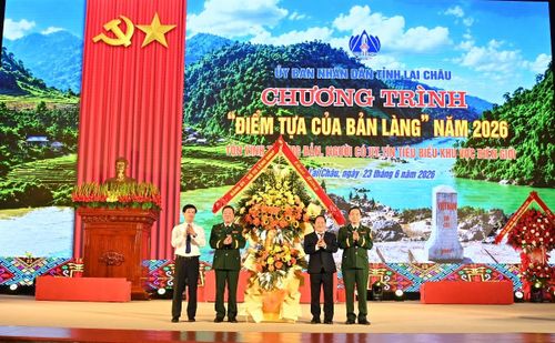 Thiếu tướng Văn Ngọc Quế, Phó Chủ nhiệm Chính trị Bộ đội Biên phòng tặng hoa chúc mừng chương trình "Điểm tựa của bản làng" năm 2026 do tỉnh Lai Châu tổ chức.