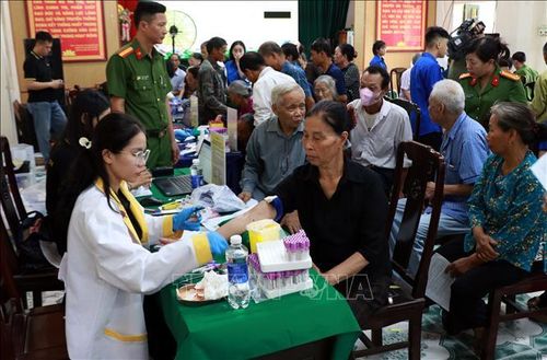 Lấy mẫu ADN thân nhân của liệt sĩ chưa xác định được thông tin tại xã Vạn Thắng (Ninh Bình).