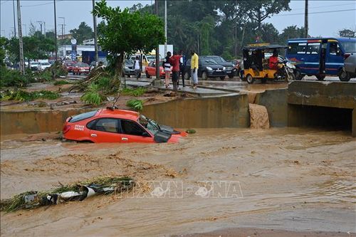 Một xe ô tô bị nước lũ cuốn trôi tại Bingerville, gần Abidjan, Cote d'Ivoire. Ảnh tư liệu: AFP/TTXVN