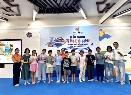 Niềm vui của các em khi được nhận những món quà từ ban tổ chức.