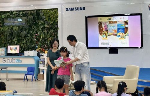 Nhà văn Võ Thu Hương và nhà thơ Hồ Huy Sơn hướng dẫn các em đọc thơ về TP Hồ Chí Minh sau 50 năm mang tên Bác.