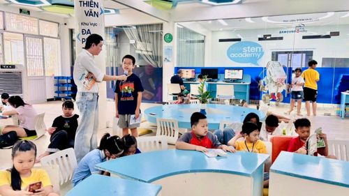 Các em nhỏ chia sẻ về những cuốn sách mình yêu thích.