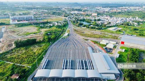 Một trong những công trình giao thông trọng điểm của Tp.HCM hình thành và phát triển nhiều năm qua là tuyến Metro Bến Thành - Suối Tiên. Tuyến đường sắt trên cao đang giúp cho việc kết nối từ khu vực ngoại đô vào nội đô gần hơn, tạo điểm nhấn của một trung tâm đô thị tầm cỡ.