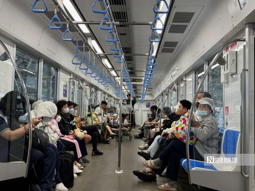 Người dân di chuyển trên tàu Metro số 1, hiện nay Tp.HCM đã và đang đầu tư xây dựng tuyến Metro số 2; Metro Tp.HCM Thủ Thiêm - Long Thành; Metro Tp.HCM - Cần Giờ…