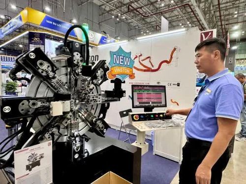 Khách tham quan trải nghiệm thiết bị. Ảnh: Mỹ Trang.