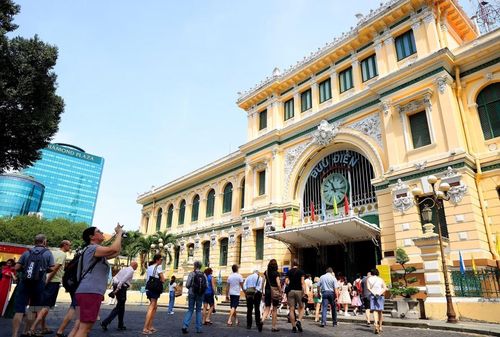 Du khách tham quan Bưu điện TP.HCM, một trong những điểm đến quen thuộc tại khu vực trung tâm thành phố. Ảnh: Báo Điện tử Chính phủ.