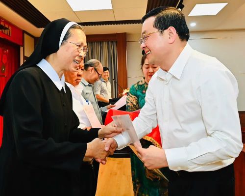 Giám đốc Sở NN-MT TPHCM Nguyễn Toàn Thắng trao GCN cho các cơ sở tôn giáo. Ảnh: Việt Dũng
