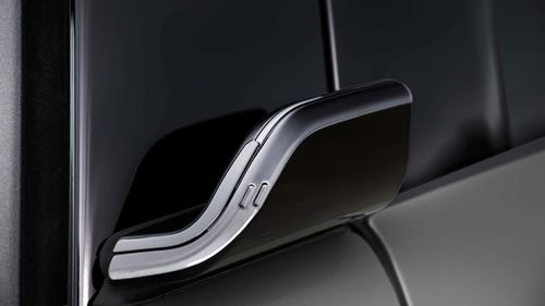 BMW dùng tay nắm dạng Winglet đặt gần trụ B và C.