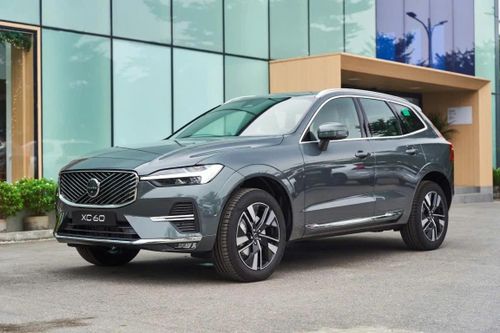 Audi Q5 thế hệ mới (bên trên) và Volvo XC60 (bên dưới).