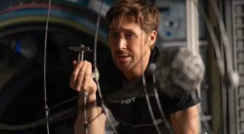 Tạo hình đầy ấn tượng của tài tử Ryan Gosling trong vai thầy giáo khoa học gánh vác vận mệnh vũ trụ. Ảnh: NSX