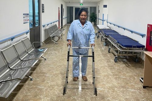 Bà Nguyễn Thị Hoa đang tập đi sau hậu phẫu.