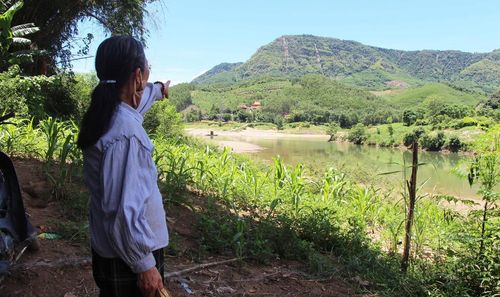 Bà Lệ hướng mắt sang bờ bên kia, mong mỏi có một cây cầu để nối đôi bờ