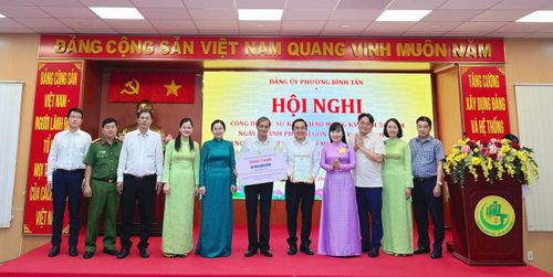 Hội LHPN TPHCM và Đảng ủy phường Bình Tân trao bảng tượng trưng tặng 4.000 cây xanh đến Chương trình “Một triệu cây vì biển đảo Tổ quốc, vì quê hương Việt Nam xanh”