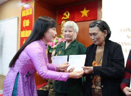  Bà Trịnh Thị Thanh, Phó Chủ tịch thường trực Hội LHPN TPHCM (bìa trái), trao quà cho các nữ cựu tù chính trị
