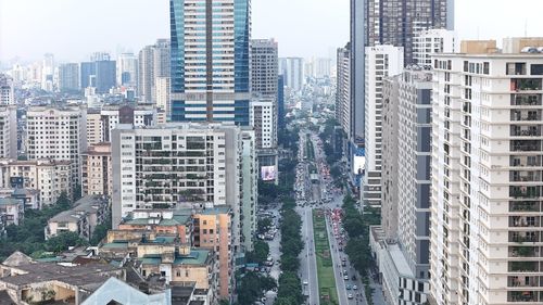 Nhiều khu vực của Hà Nội đang bị “nén chặt” trong áp lực dân số, giao thông và quỹ đất. Ảnh: Hoàng Anh