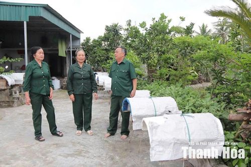 Vợ chồng ông Hà Văn Dũng (ngoài cùng bên phải) trò chuyện với đồng đội.