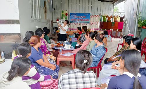 Bà Neáng Chanh Ty, Giám đốc Hợp tác xã Dệt thổ cẩm Văn Giáo hướng dẫn quy trình dệt thổ cẩm cho người lao động.