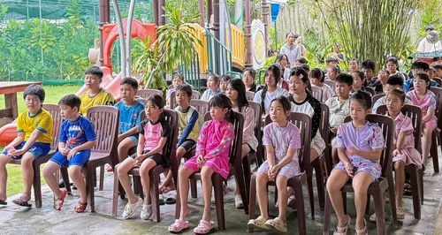 Các em học sinh tham dự khai giảng lớp bơi miễn phí. Ảnh: QUỐC DŨNG