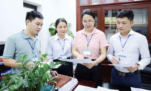 Cán bộ Ban Xây dựng Đảng phường Nếnh rà soát, xây dựng Đề án nhân sự tại các tổ dân phố sau sắp xếp.