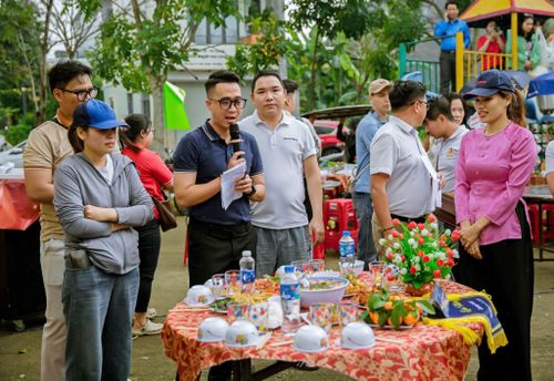 Người lao động trong tổ công nhân tự quản số 31, chung cư xã hội Hòa Khánh tham gia các hoạt động văn hóa, giao lưu. Ảnh: PHƯỚC AN