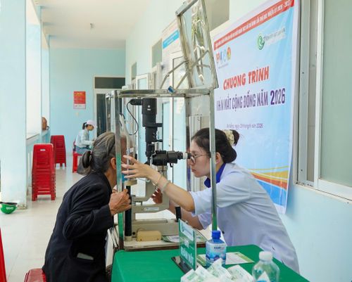 Khám mắt chuyên sâu cho người dân xã Lãnh Ngọc. Ảnh: THU HƯƠNG