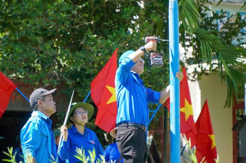 Triển khai đường cờ Tổ quốc tại xã Lãnh Ngọc. Ảnh: THU HƯƠNG