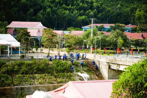 Triển khai các đội hình thanh niên tình nguyện tại xã Trà Leng. Ảnh: THU HƯƠNG