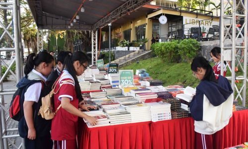 Ngày nay, người viết cần dũng cảm bước ra vùng an toàn mang tên “hoài niệm” để chạm tới thế giới của các em. Ảnh: ĐOÀN HẠO LƯƠNG