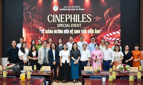 TS. Ngô Phương Lan, Chủ tịch Hiệp hội Xúc tiến phát triển Điện ảnh Việt Nam (giữa, hàng đầu) tham gia giao lưu, trao đổi kiến thức với các bạn sinh viên trong sự kiện "Từ giảng đường đến hệ sinh thái điện ảnh" trước thềm DANAFF IV. Ảnh: K.NGUYÊN