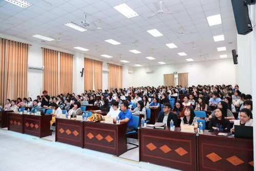 Hoạt động tọa đàm, giao lưu, trao đổi kiến thức điện ảnh của câu lạc bộ thu hút hàng trăm sinh viên tham gia. Ảnh: K.NGUYÊN