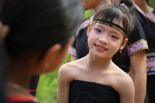 Những em bé Xơ Đăng hồn nhiên tham gia lễ cúng Thần Núi. Ảnh: ALĂNG NGƯỚC